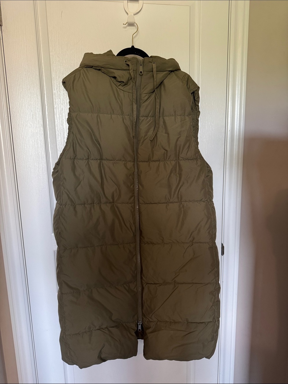 Long sleeveless winter vest with hood